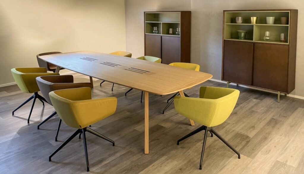 Arca Conference Room Armchair | Wing Table
