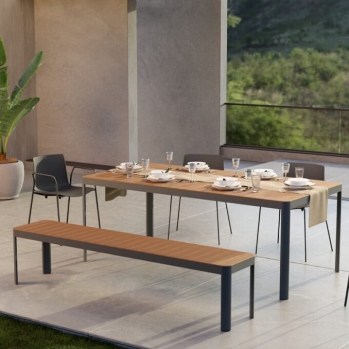 elusive outdoor table | wood top - NUANS